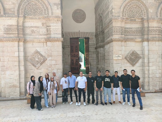 القيام بالعديد من الرحلات الميدانية